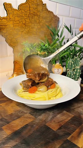 BŒUF BOURGUIGNON TRADITIONNEL 🛒 Ingrédients 1 kg de bœuf à mijoter (paleron, joue, basse-côte) 200 g de lardons 200 g de champignons 1 bouteille de vin rouge de Bourgogne 3 carottes 🥕 1 oignon 2 gousses d’ail 🧄 3 clous de girofle Bouillon de bœuf (à hauteur) 1 bouquet garni 🌿 1 carré de chocolat noir 70% 🍫 Beurre Sel 🧂 Poivre Encore meilleur le lendemain À servir avec pommes de terre, pâtes ou purée maison. Cette recette de bœuf bourguignon a été cuisinée avec la Merveilleuse Gamme inox @c