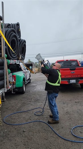 Not a magic trick. Just air, pressure, and a strong desire to not wreck your rotator cuff. Order today 👉 rigcraftor.com #TruckLife #SafetyFirst #truckers #Trucking #rigcraftor #trucking #straplauncher | RigCraftor