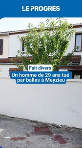 🚨 Dimanche 3 août, un homme de 29 ans a été tué par balles, rue Paul-Gauguin, dans le quartier du Mathiolan à Meyzieu. Les auteurs des coups de feu sont toujours en fuite, l'un d'entre eux aurait été blessé. Depuis plusieurs mois, la commune de Meyzieu et ce quartier en particulier sont le théâtre de violences liées au trafic de drogue. Si on ignore les motifs de ce crime, ce nouveau drame entérine la décision de l’exécutif local qui prolonge le couvre-feu imposé dans le quartier pour les mineu