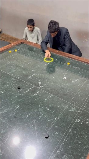 👊 Street Carrom Challenge 💥 Intense Game! #CarromWorld #carromdiscpool #YoutubeTrickShort