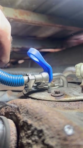 👉Fuel line quick-disconnect. ⛽️🔧#MobileMechanic #MechanicLife #FuelLine #QuickDisconnect