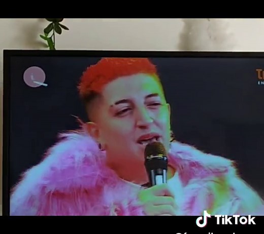 Los cheques en vivo canal trece @Gibson López #corridosybandas #musica #tv #canaltrece #envivo #cheques #dinero #urbano #interes