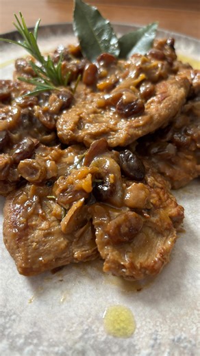 StiVeg cucina vegetale on Instagram: "Buon anno! 🎉❤️ si riparte col botto! 💥🔥 bistecchine alla birra con uvetta sultanina 🤩💜 questo piatto farà faville, senza richiedere troppa difficoltà 🍻 Ingredienti: dosi per 2 persone 6 bistecchine di soia 🧡 50cl di birra 🍺 Una cipolla 🧅 Una stecca di rosmarino 🌿 Due foglie d’alloro 🍃 40gr di uvetta sultanina 🍇 40gr di salsa di soia 🖤 2 cucchiai di lievito alimentare in fiocchi 💛 Cuocete le bistecchine 15/20 minuti circa e strizzatele per bene,