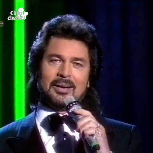 184K views · 5.6K reactions |  Engelbert Humperdinck – Please Release Me Met zo’n naam kun je natuurlijk alleen maar een klassieker afleveren… En ja hoor, hij zong zelfs Elvis van nummer 1 af!  | Clips & Classics | Facebook
