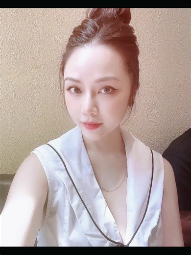Hôm nay vẫn là mình xinh hơn hôm qua 1 chút, vui hơn hôm qua 1 xíu ✨💋 #SelfieNgayHomNay #GaiHaiPhong #MoodHomNay #NangLuongTichCuc #PhuNuDep