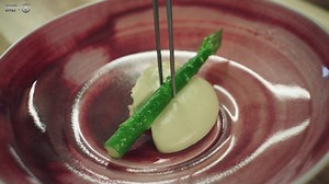 Guardate come Nathan Outlaw, chef del suo omonimo ristorante 2 stelle Michelin a Port Isaac in Cornovaglia – dove serve solo frutti di mare e pesce - mostra come preparare il granchio con le alghe e il rombo con pancetta, asparagi e funghi! www.reportergourmet.com | food & wine web magazine (video per gentile concessione di www.thestaffcanteen.com) | Reporter Gourmet Italia