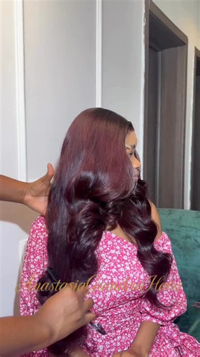 Anastasia Grandeur Hairs on Instagram: "Customized berry wavy unit Suitable for all occasion✨ Video was made using natural light Hair Specifications • Length: 24 inches • Closure: 5 by 5 HD Lace (undetectable, flawless scalp finish, net tinted to suit skin tone) • Volume: Constructed with 3.7bundles for maximum density •Customization: can be customized in different Lengths and a variety of different colors. • Price:1,370,000 Total weight:- 398 grams • ⁠Style & Description • full body layered • V