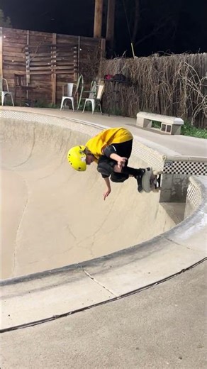 Backyard pool session 🛹 #skateboarding #skate #pool #learning #fun #action #sports