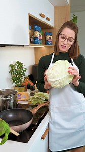 145K views · 1.3K reactions | Egy FULLOS rakott kelkáposzta! 塞️ Hideg napokon testet-lelket melengető étel. Plusz tejföl jöhet a tetejére? ✨ #gyermelyi #gyermelyitojás #káposzta #rakottétel #rakottkáposzta #rakottkelkáposzta #sütés #ebéd #vacsora #foodtok #nekedbe #konyhaitippek #tippek | Gyermelyi | Facebook