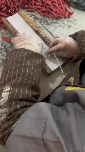 285K views · 3.4K reactions | Handmade firecrackers #pyrotechnics #fireworks #fireworkshow #fuegosartificiales #feuerwerk #pro #fireworkshell #pirotecnica #pirotecnia | Zoey Fireworks | Facebook