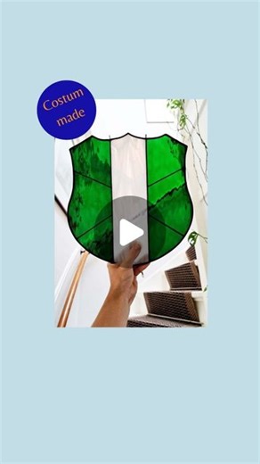 Unieke handgemaakte glas in lood kunst van gered glas. on Instagram: "Een nieuw custom ontwerp! Dit schild is cadeau gedaan aan een rotterdamse. Dat kan natuurlijk bijna ook niet anders. Ik vond het tof dat ik dit mocht maken in opdracht van een vriendengroep. Heel mooi dat ze zo een persoonlijk cadeau wilde geven. Wil jij ook graag iemand een persoonlijk cadeau geven? Laat het mij weten en ik maak graag in samenspraak met jou een ontwerp. Wist je dat: De groene stroken land voorstellen, (Het ho