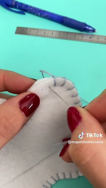 TUTO COUTURE : POCHETTE À DENT Voici un tuto facile pour coudre une pochette à dent pour la petite souris ! Nous l'avons réalisé à la main avec de la feutrine, du fil à broder et un peu de ouate mais vous pouvez aussi la coudre à la machine. Vous pouvez aussi personnaliser la pochette à dent en brodant le nom de l'enfant sur une face ! Gabarit à télécharger gratuitement dans notre bio Instagram #embroidery #diy #tutorial #astucetiktok #sewing #mapetitemercerie #broderiemain #sewingtips #tuto #sa