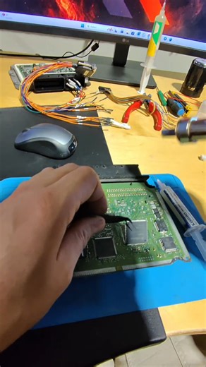 Bryan Reyneke Automotive on Instagram: "TC1762 infineon tricore mcu solderen. #mcu #eeprom #flash #solderen #programming"