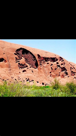 The Massive Rock That Changes Color 🇦🇺🏜️ #viralshorts