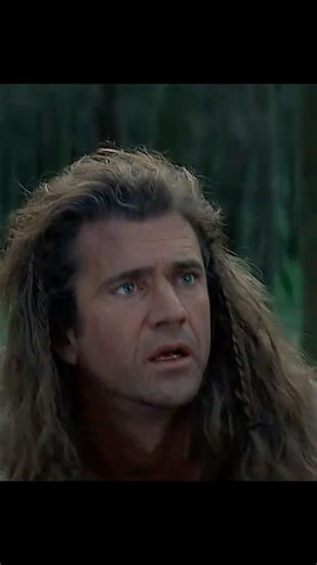 Wallace nearly dies—saved by an Irishman’s sword.Braveheart’s epic save.🗡️💥😱