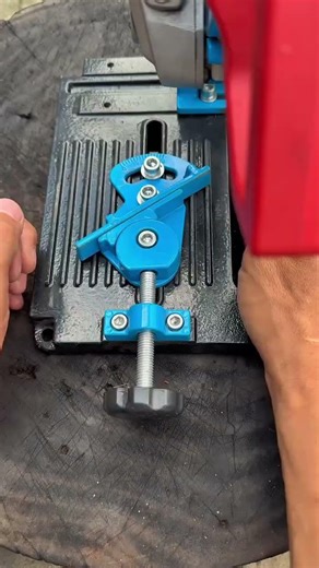 Angle grinder cutting bracket