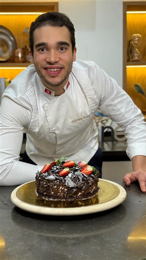 Fadi Kotti on Instagram‎: "كعكة الغابة السوداء بنينة و خفيفة😍🇹🇳 Forêt noire 😍🇹🇳 Recette: Crème : 2 boîtes de crème fraîche 1 mascarpone 50g sucre glace Vanille Fraise ou cerises Sirop: 250ml eau 100g sucre Vanille Cacao Génoise chocolat : 6 œufs 180g sucre 160g farine 25g cacao Génoise vanille: 180g sucre 185g farine 2sachet sucre vanille 6 œufs Moule diamètre 24 Au four 180 degrés pendant 25 min الوصفة: :جينواز بالشوكولاتة 6 بيضات 180 جرام سكر 160 جرام دقيق 25 جرام كاكاو :جينواز بالفانيلي