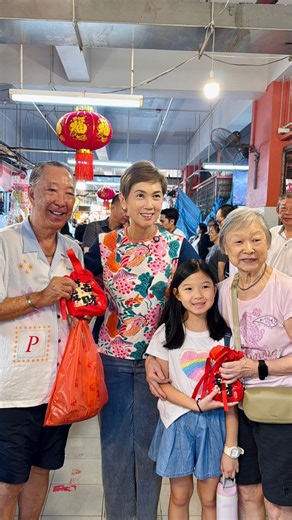 A visit to the Chinatown Complex wet market is always interesting. With its wide variety of fresh produce and unique finds, it’s a great place to explore and discover something new each time. 😊 If you haven’t been by in a while, drop by to pick up fresh ingredients for your Chinese New Year meals right here in this familiar spot in Chinatown. - Jo Teo | Josephine Teo