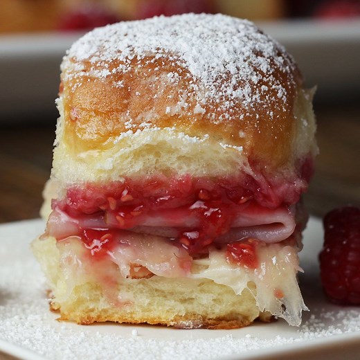 These delicious Cuban Monte Cristo sliders are Easy and sooo delicious! Recipe: https://tasty.co/recipe/monte-cristo-pull-apart-sliders To check out more Tasty recipes subscribe to: https://bzfd.it/2YrgTJE | Tasty