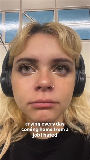 Bia | Content Creator and UGC ✨ on Instagram: "JUST MOVED INTO AN APARTMENT! 😳 before finally being brave enough to leave the job I was on and even the city I as living in (even though I’m back now) I only worked with sales on beauty related stores, I had gotten my makeup artist diploma so I wanted to work in the area even though I was only selling and not actually putting makeup on people. It felt off, I felt small because that’s not what hoped for so I felt like I was failing myself and my dr