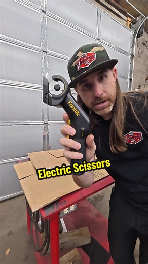 The Fanttik R200 Pro Electric Cutter is an absolute cheat code for cardboard, fabric, carpet, leather, and more. \t•\tPowerful motor cuts material up to ~0.39 in thick \t•\t2-speed control so you’re not full-send when you don’t need to be \t•\tBi-directional blade lets you reverse out of jams like a pro \t•\tLED battery display so it doesn’t die mid-cut (bless) \t•\tOne-step blade change fast and painless \t•\tUSB-C fast charging with solid runtime per charge Perfect for: 📦 Breaking down boxes 