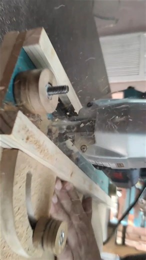 ¡Construye una guía de madera para cortes perfectos con tu sierra caladora! 🔧🪚 En este video, te mostraré cómo crear una guía de madera que te permitirá realizar cortes rectos e inclinados con precisión utilizando tu sierra caladora. Sigue el paso a paso detallado, desde la selección de los materiales hasta el montaje y las pruebas finales. ¡No te pierdas este útil proyecto de bricolaje que mejorará tus habilidades en carpintería! 🪵✨ ¡No olvides darle like y compartir este video para que más 