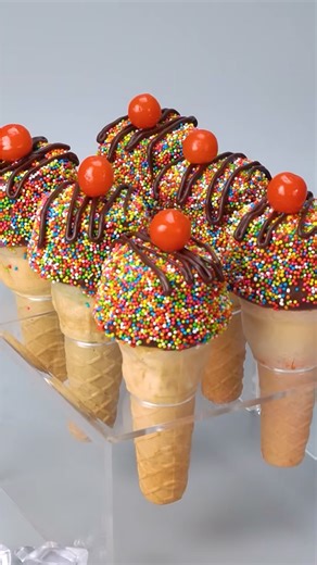 How To Make Eye-Catching Rainbow Cupcakes on Cone