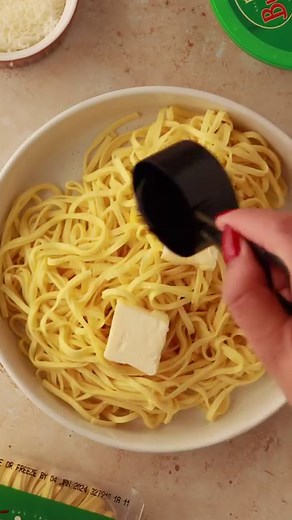 1.2K views · 113 reactions | PESTO LINGUINE is a simple and satisfying meal anyone can make and ready in less than 10 minutes 朗 You’ll need… 9 oz BUITONI Linguine 2 Tbsp butter 2 Tbsp olive oil 1/4 cup BUITONI Basil Pesto 1/4 cup pasta water Directions: COOK linguine according to package directions, reserving 1/4 cup pasta water. TOSS cooked linguine with butter and olive oil until coated. ADD BUITONI basil pesto and pasta water. Toss to combine. | Buitoni USA | Facebook