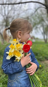 Între traumă și tăcere, am ales adevărul. Pentru cei care m-ați întrebat, sau poate chiar judecat, de ce o duc pe Eva la mormânt: Pentru că nu vreau să-i fie frică de durere, ci să învețe să o recunoască, să o îmbrățișeze și să o vindece cu iubire. Durerea aceasta nu e o traumă. Traumă e să o crești într-o lume în care i se spune că dorul trebuie ascuns, că lacrimile sunt slăbiciune și că moartea trebuie negată. Ea plânge pentru că îl iubește. Îl visează. Îl caută. Nu o traumatizez când o duc la