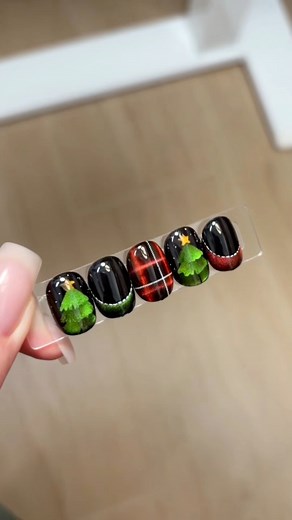 Vẽ cây thông noel bằng mắt mèo #nailart #nailxinh #nailnoel | K.Nail Studio