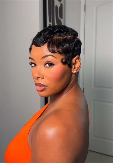 Don’t mind me…I just unlocked a new hairstyle 🤭 Remember how I told yall that no matter what I do I always style my hair the same. Well that was the old me 💁🏾‍♀️