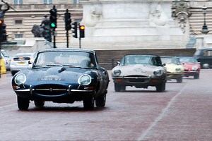 Descendez les Champs Elysées en auto de collection