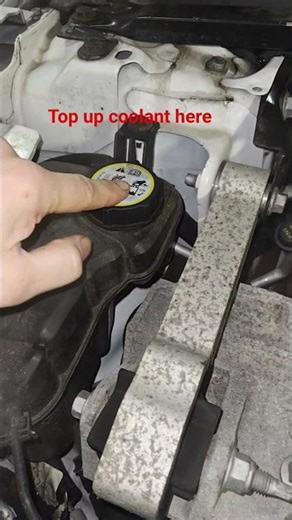 A short tutorial on how to check Oil, Coolant & Fluids on a 2012 Range Rover Evoque 🔧