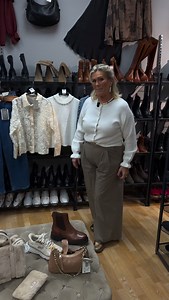 Helena passar på att bjuda på ett kvällstips!🤩🤍 👉🏼Ni hittar allt i webben - www.gunnsmode.se ✨ #gunnsmode #klippan #webbshop #damkläder #skor #väskor #accessoarer #görsomallaandraåktillgunnsochhandla | Gunns Mode