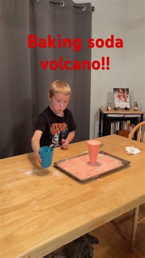How to make it : hot water with baking soda dish soap vinegar with hot water and food dye