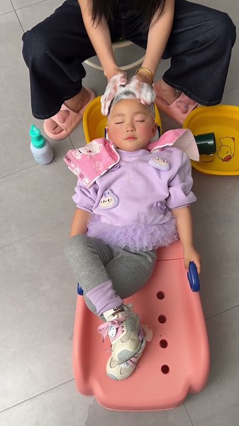 ✅ Baby shampoo chair—safe and comfortable! #viral #gadgets #creative