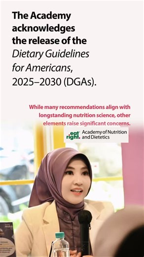 Esti Nurwanti,S.Gz,RD,MPH,Ph.D on Instagram: "📢 Pedoman Gizi Terbaru 2025–2030 Resmi Rilis. Tapi… Tidak Semua Sepakat. Menurut Academy Nutrition dan Dietetics, Sebagian rekomendasinya masih sejalan dengan ilmu gizi: 🥦 fokus makanan padat gizi 🍬 batasi gula tambahan & ultra-proses 🧈 lemak jenuh ≤10% energi 🌱 serat & mikrobiota usus makin diperhatikan Namun, ada catatan penting 👀 ⚠️ Penekanan pada mentega, lemak sapi, daging merah, dan susu full-fat dinilai tidak konsisten dengan pembatasan 