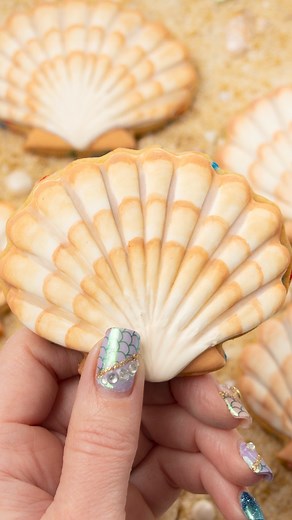 214K views · 551 reactions | I used Sweet Sticks edible paint to give these seashells a realstic look. The tutorial, supply list, and recipes are in the Cookie Art Club! | SweetAmbs | Facebook
