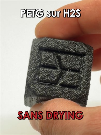Filament humide vs filament dryé : la différence saute aux yeux. Même machine (H2S), mêmes réglages, même bobine. Seule variable : 24h de séchage à 65 °C. Résultat : – surface plus propre – moins de stringing – meilleure régularité des couches Avant d’incriminer la machine ou les paramètres, commencez par contrôler l’humidité du filament. C’est très souvent le facteur clé. 👉 Retrouvez nos dryers sur Atome3D.com #impression3D #Filament3D #DryFilament #3DPrinting #PrintQuality