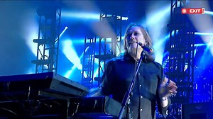 «Boys Don't Cry» fue el segundo sencillo editado por la banda británica The Cure. Se grabó en el Reino Unido como un sencillo independiente al mismo tiempo que su álbum de debut, Three Imaginary Boys (1979) | Videos Musicales Solo En Hd