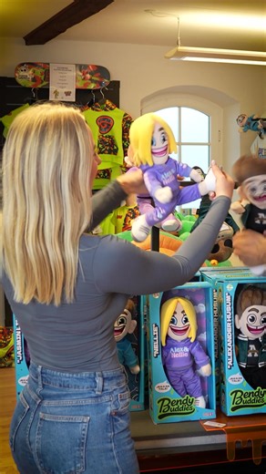 De er skøre. De er sjove. De er BENDY! FirstGrade er klar med noget helt nyt: Bendy Buddies figurer, du kan bøje, forme og samle på. Perfekte til leg, hygge og masser af grin 浪  NU ER DE LANDET https://firstgrade.dk/pages/bendy-buddies | FirstGrade.dk | Facebook