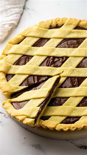 Federica Carucci on Instagram: "Avete presente quel dolce che mette tutti d’accordo? Ecco… la CROSTATA ALLA NUTELLA! ❤️ Friabile fuori, cremosa dentro, si scioglie in bocca e profuma di casa. Qui i trucchi per aver un cuore morbido SEMPRE! Per la ricetta completa andate su 👉 www.unafamigliaincucina.com INGREDIENTI X uno stampo da 26/28 cm Per la FROLLA: 250 g BURRO FREDDO 400 g FARINA 00 150 g ZUCCHERO 2 TUORLI 1 UOVO SCORZA DI LIMONE 1 PIZZICO DI SALE Per la FARCITURA: 600–650 g NUTELLA PROCED