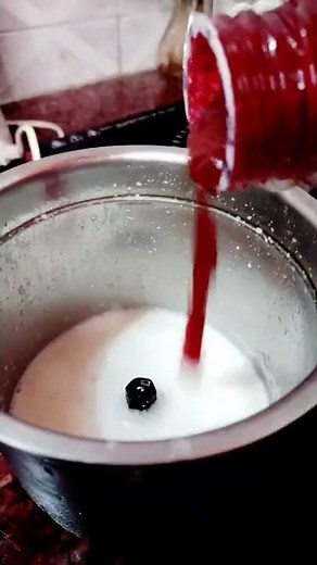 #shorts #refreshing Strawberry k bina strawberry lassi #youtubeshorts #fruit #fruitlassi