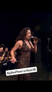 Caroline Kiesewetter gibt der Band etwas Raum zum „Kochen“. Dann geht es zurück auf die „Route 66“… #thilowolf #thilowolfbigband #bigbandjazz #wavehouseentertainment | Thilo Wolf