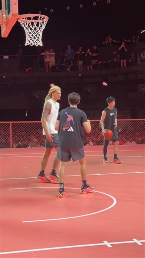 AE2在这里 感谢邀请我 @adidasOriginals 能拥有如此美妙的体验我感到非常幸运！我第一眼就爱上了这双鞋，但真正让我惊叹的是它们带来的舒适感以及在球场上的表现。 #爱德华兹中国行...