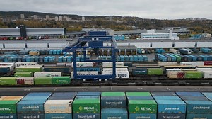 🌍 Heading towards zero emissions: our long-time customer CargoNet uses Kalmar’s Heavy Electric Forklift for sustainable freight handling operations in Oslo. Read our article for details. 👉 https://www.kalmarglobal.com/news--insights/articles/2024/true-will-to-go-green-norways-leading-rail-freight-operator-cargonet-chooses-kalmar-heavy-electric-forklift/ #logistics #sustainability #cargohandling #forklift #kalmar | Kalmar Global