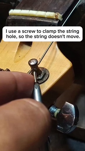 😎🎸 ; I use a screw to clamp the string hole, so the string doesn't move #guitar #guitarplayer #guitarrepair #reelsguitar | Ahyan Juanda Subarkah