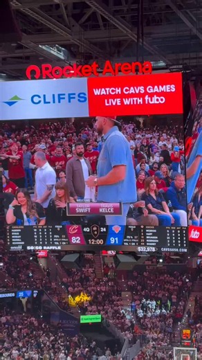 🎥| Taylor and Travis on the jumbotron 😭🍻