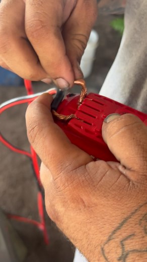 Hay que hacer lo que sea para estar bien, no tiene Jumper Box o cargador pues una batería de taladro funciona también! Remedios caseros en cosas de macho 24/7 mecánica bruta pero funciona. @tu_papa_racing_ Steven aka el gordo síganos para más consejos ! #RFCbuilt #Melodioracing #menshit #mecanica #repair #acura #poorthings #craftman #tools #works #approved #cars #start #nobattery #deadbattery #fix #handy #learn #doityourself #yougottadowhatyougottado | Melodio Racing