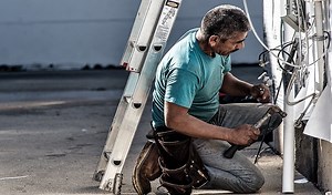 Best Shoes for Carpenters [7 Best Quality Work Boots]